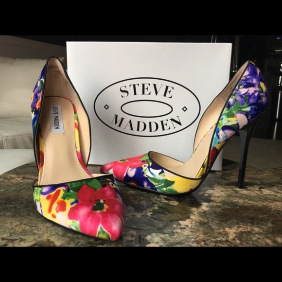 Steve Madden ‘Varcityy’ Pointed Toe Pump - Picture 1 of 8